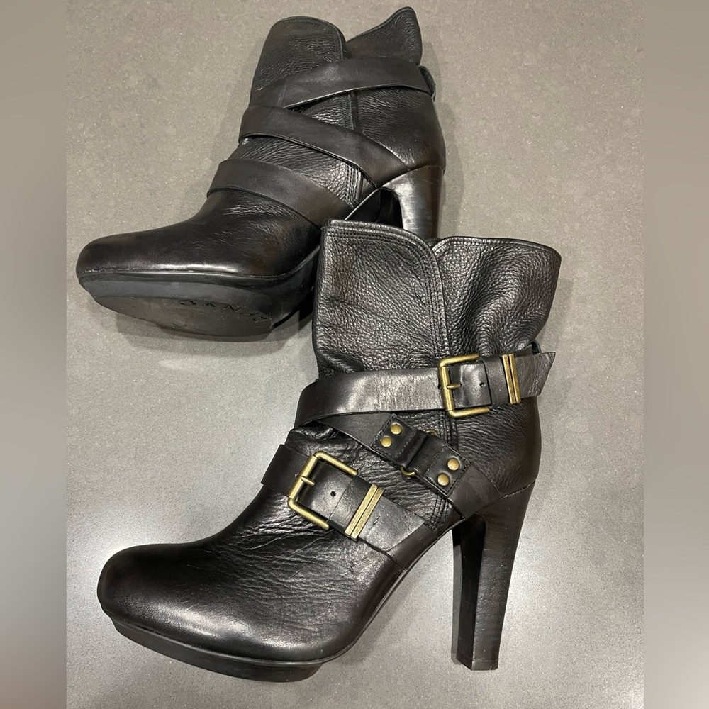 EUC DKNYC SANDRA HEELED ANKLE BOOTS W/BUCKLED STRAPS. 4” Heel. Black. Size 9.5.